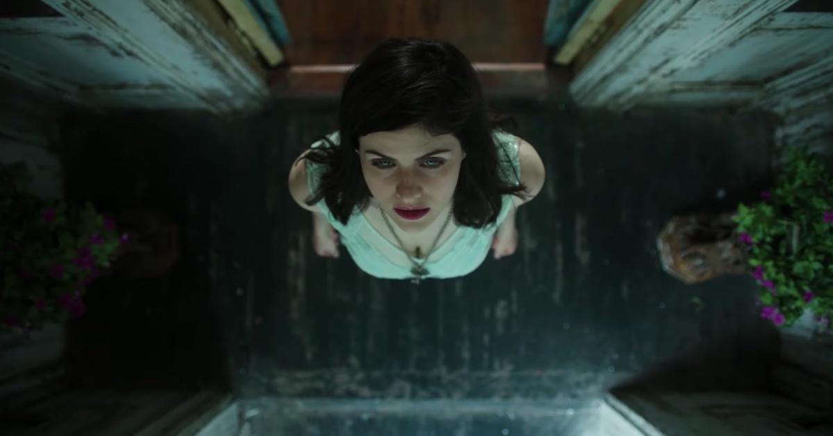 Alexandra Daddario dans le rôle de Rowan Fielding (Mayfair) dans 