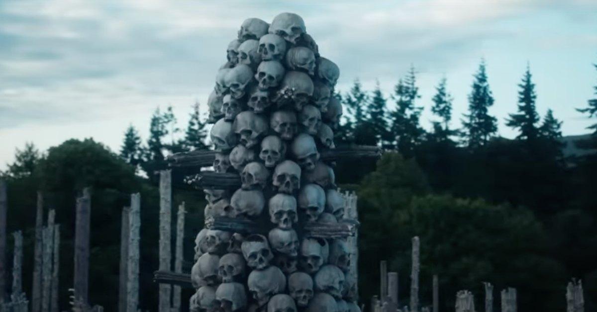 A mountain of skulls in '28 Years Later'.