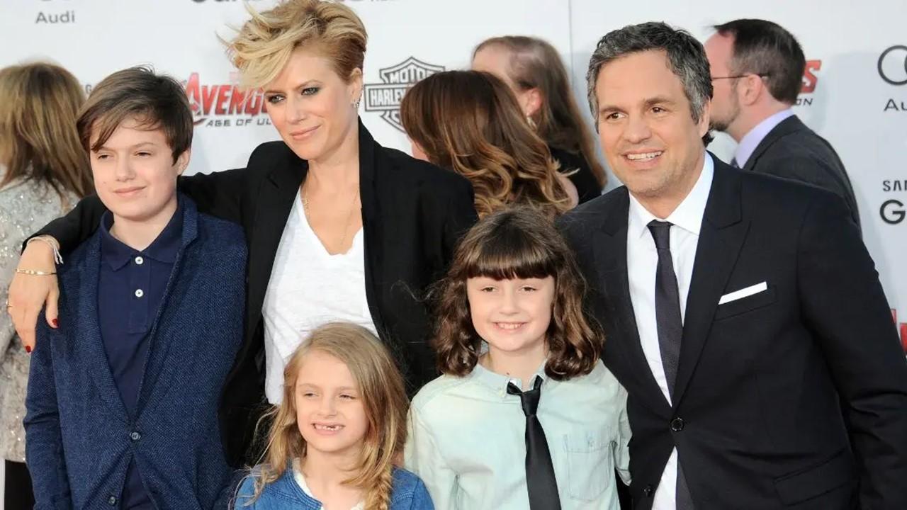   Mark Ruffalo avec sa femme et ses enfants à la première de Marvel's "Avengers: l'ère d'Ultron" le 13 avril 2015