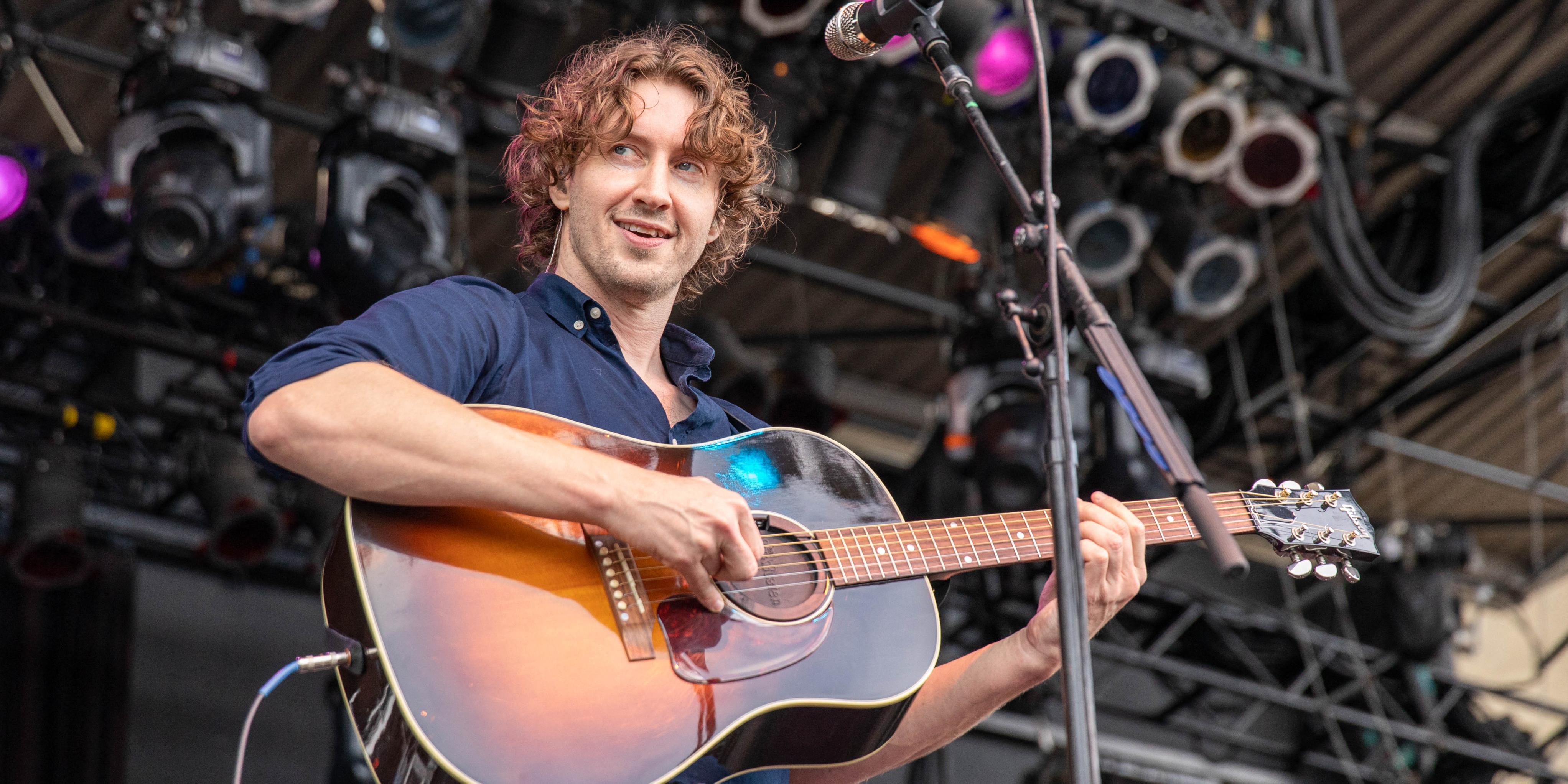 dean-lewis-performing