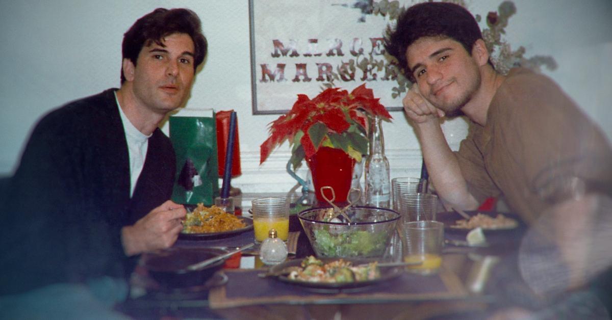 Scott Pettigrew (L) eats dinner with an unidentified man