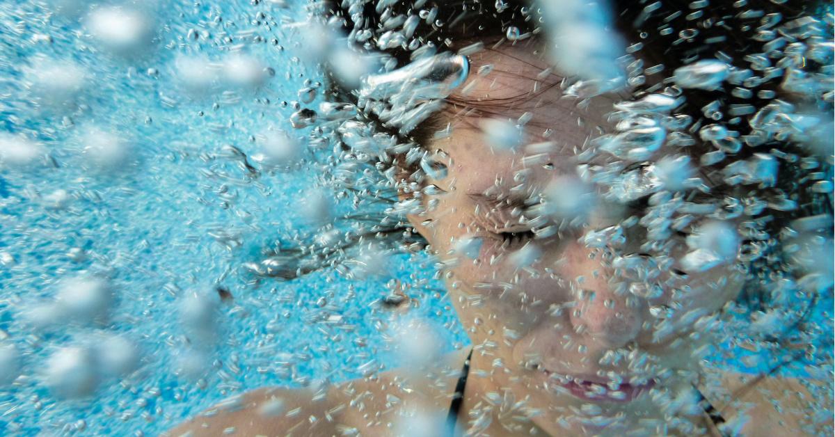 what happens if you sneeze underwater