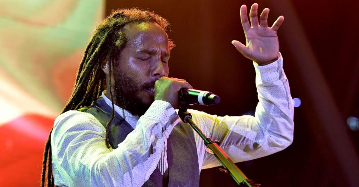 Ziggy Marley se produit au Kaya Fest au Bayfront Park Amphitheatre le 22 avril 2017 à Miami, en Floride.