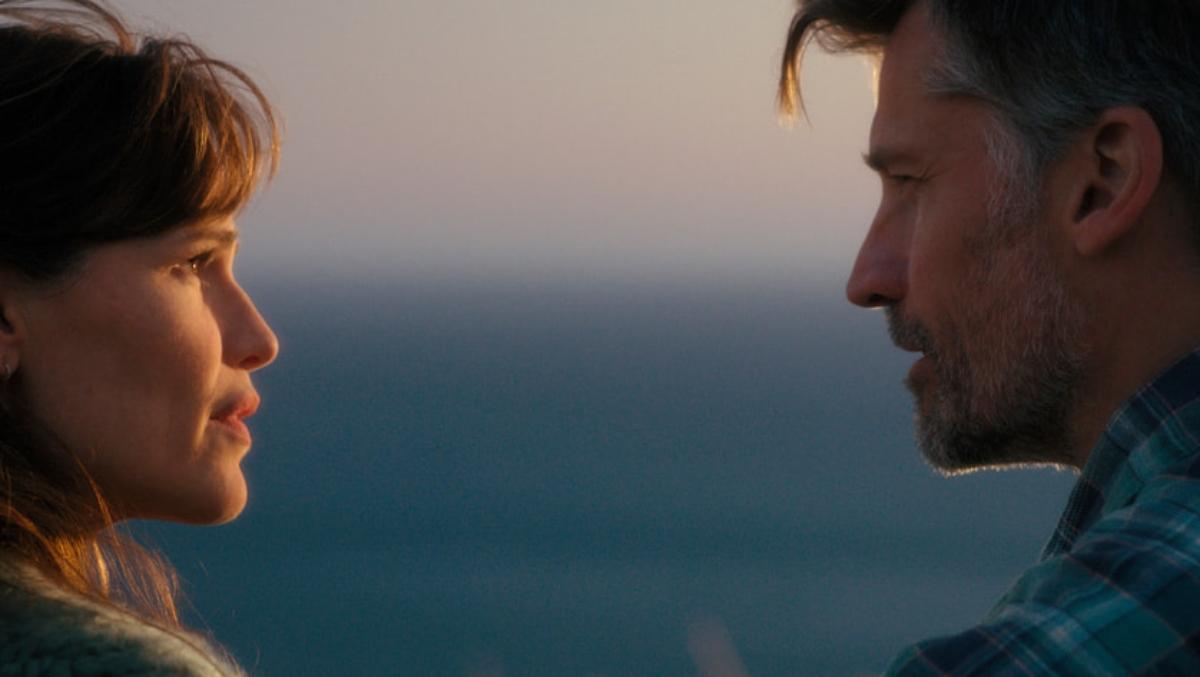 Jennifer Garner as Hannah Michaels alongside her 'The Last Thing He Told Me' co-star Nikolaj Coster-Waldau as Owen Michaels.