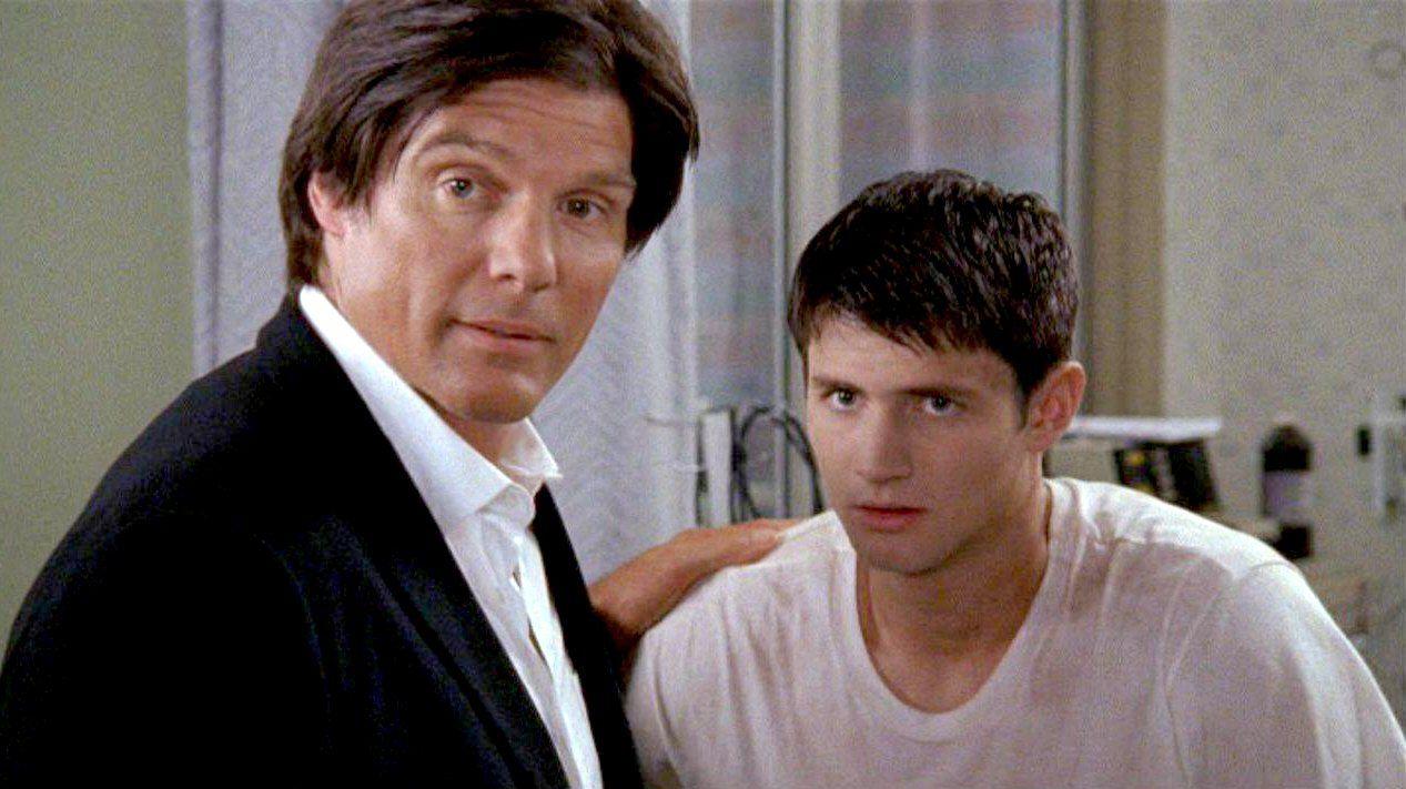 Dan consoles Nathan in the hospital on 'One Tree Hill'