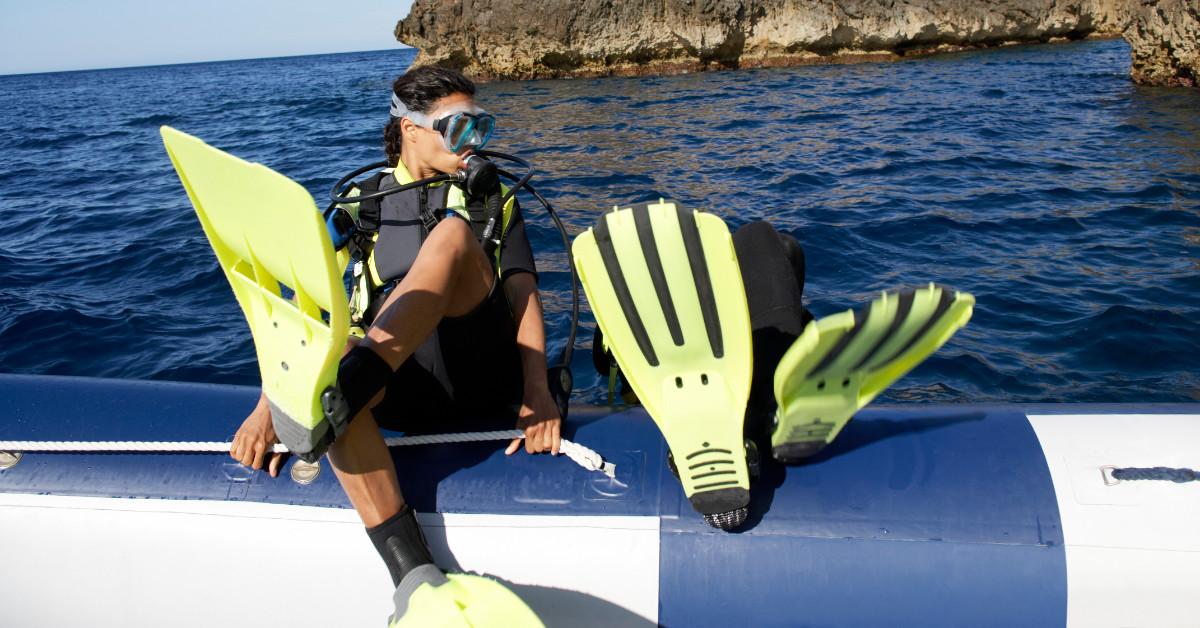 Why Do Scuba Divers Fall Backward? Entry Technique Explained