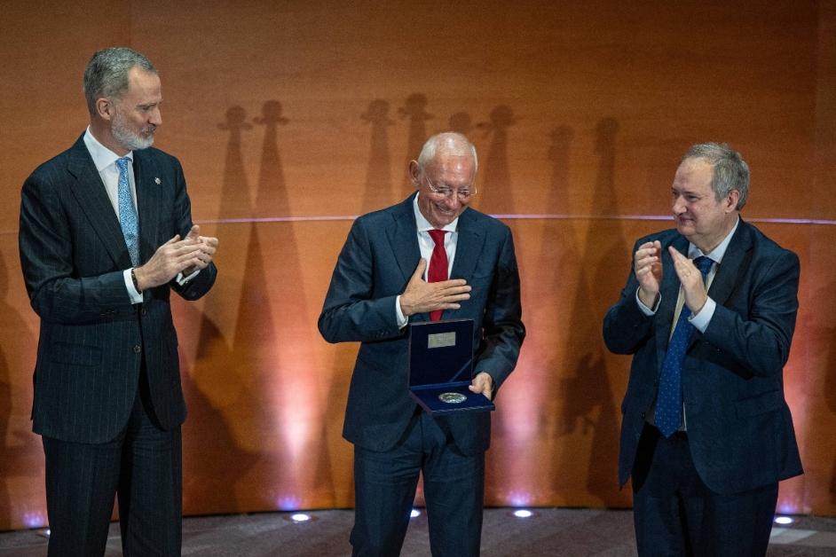 Isak Andic accepts the 8th Kingdom of Spain Business Career Achievement Award from King Felipe VI.