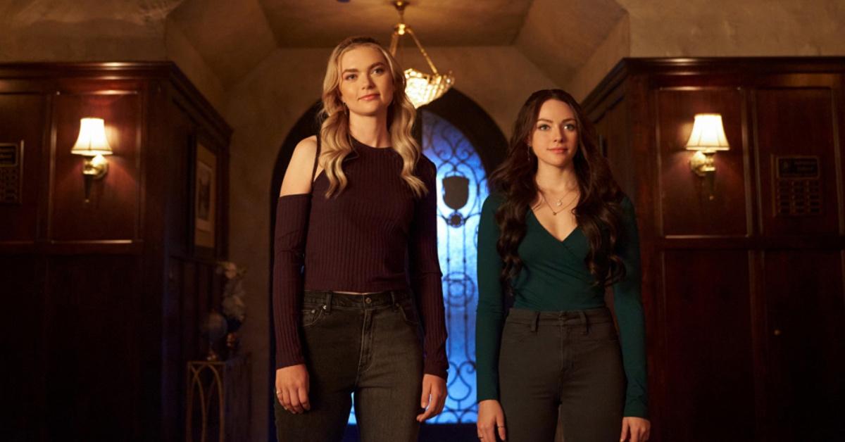 Lizzie Saltzman (Jenny Boyd) and Hope Mikaelson (Danielle Rose Russell) on 'Legacies.'