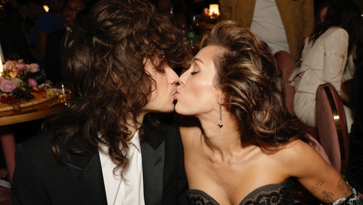 Miley Cyrus and Maxx Morando kissing at the 2024 Grammy Awards