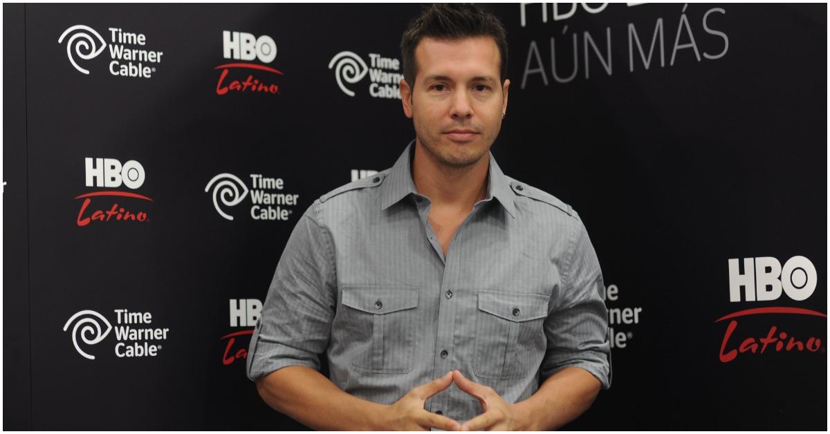 Jon Seda posing at an HBO Latino event.