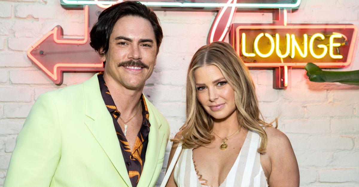 Tom Sandoval en veste verte et Ariana Madix en tenue à rayures blanches posent pour la photo