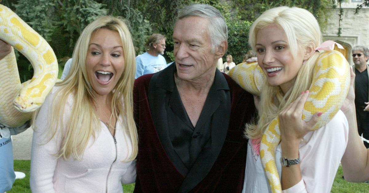  Bridget Marquardt, Hugh Hefner és Holly Madison egy kígyóval pózolnak, miközben megérkeznek a 10. éves szafari villásreggelire 2004. október 16-án a Playboy Mansionba, Beverly Hillsben, Kaliforniában. (Fotó: Frazer Harrison/Getty Images)