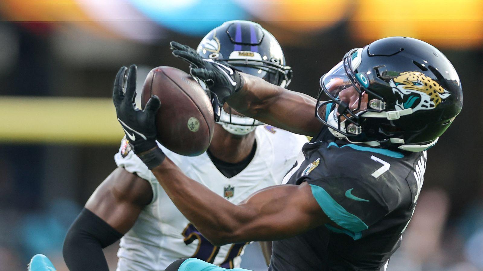 Zay Jones catching a ball for the Jaguars in 2022. 