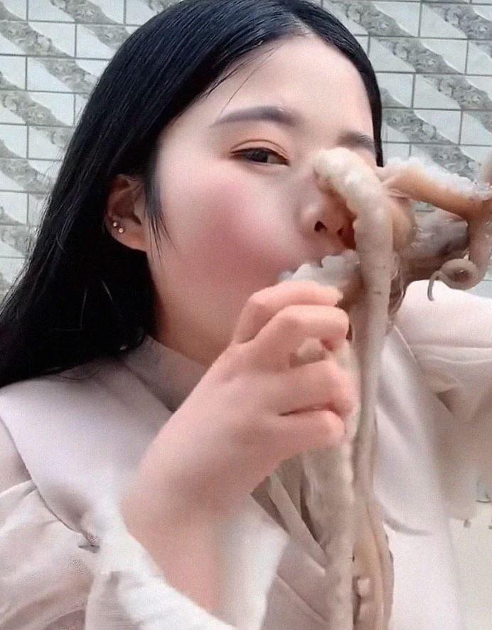 chinese vlogger eating octopus