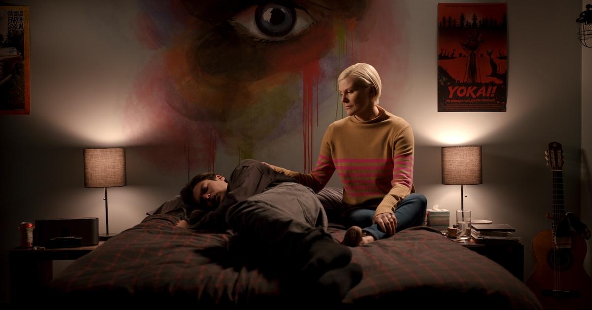 Felix Mallard comme Marcus Baker, Jennifer Robertson comme Ellen Baker dans l'épisode 210 de Ginny & Georgia.