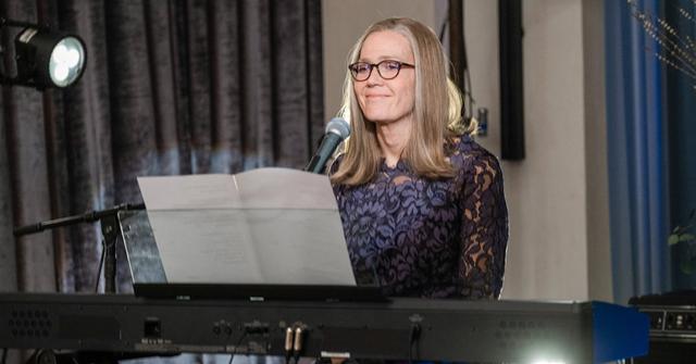 Rebecca singing in 'This Is Us'