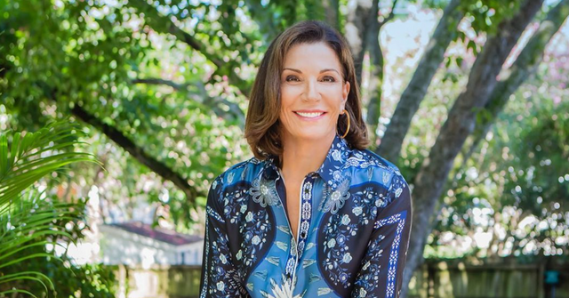 Hilary Farr in blue