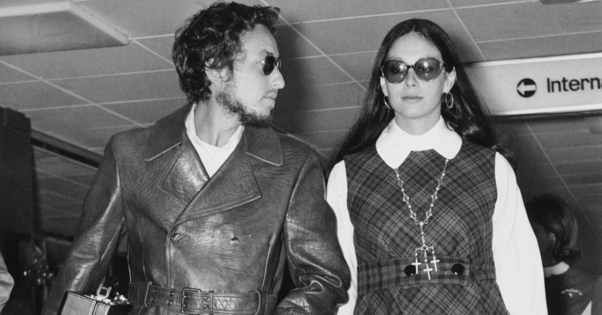  American singer-songwriter Bob Dylan with his wife, Sara Lownds at Heathrow Airport, London, 2nd September 1969. The couple are returning to the US following Dylan's appearance at the Isle of Wight festival. (Photo by Evening Standard/Hulton Archive/Getty Images)