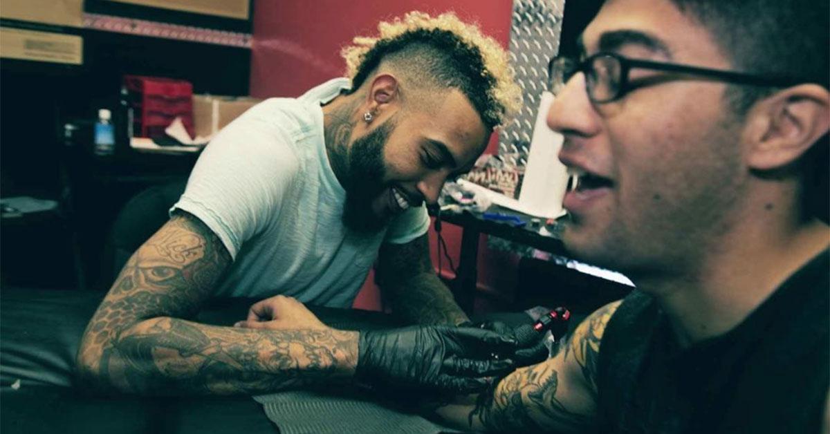 Wie weit ist der Tattoo-Künstler Jordan entfernt?