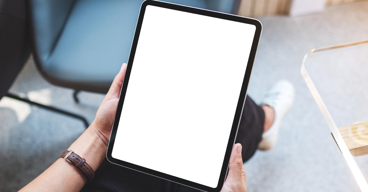  digital tablet with blank white desktop screen in cafe 