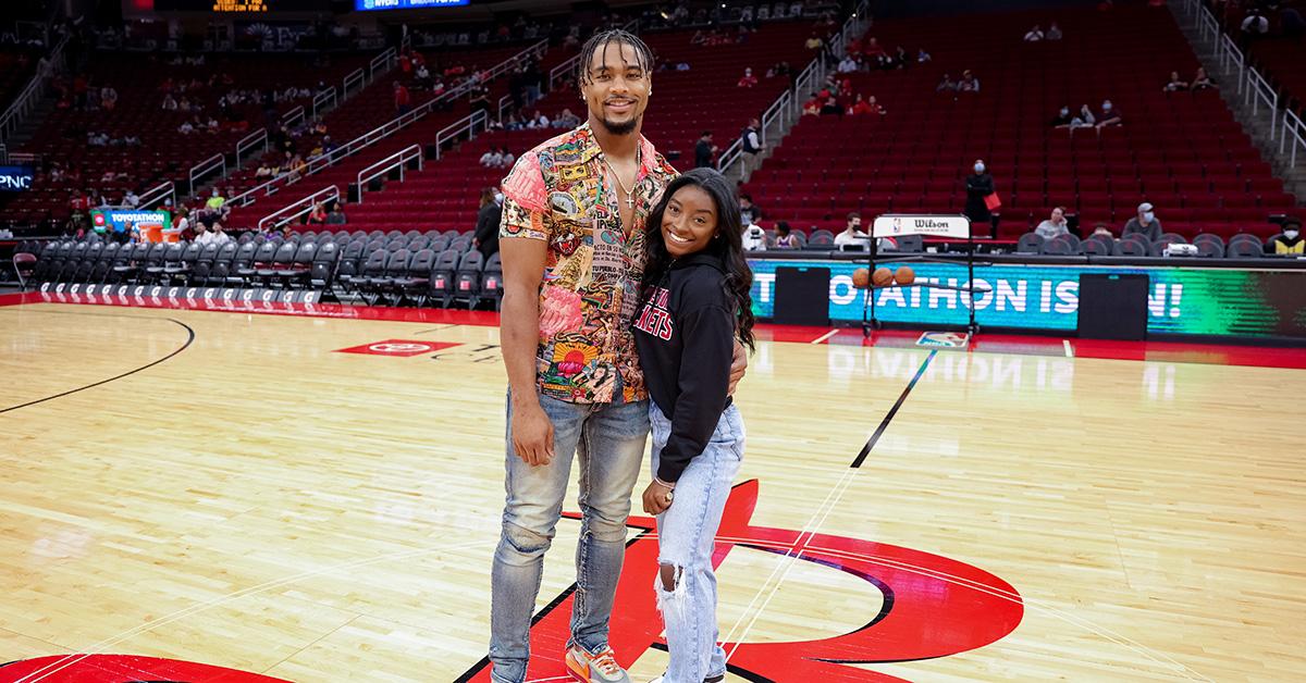 Jonathan Owens and Simone Biles at a Houston Rockets game. 