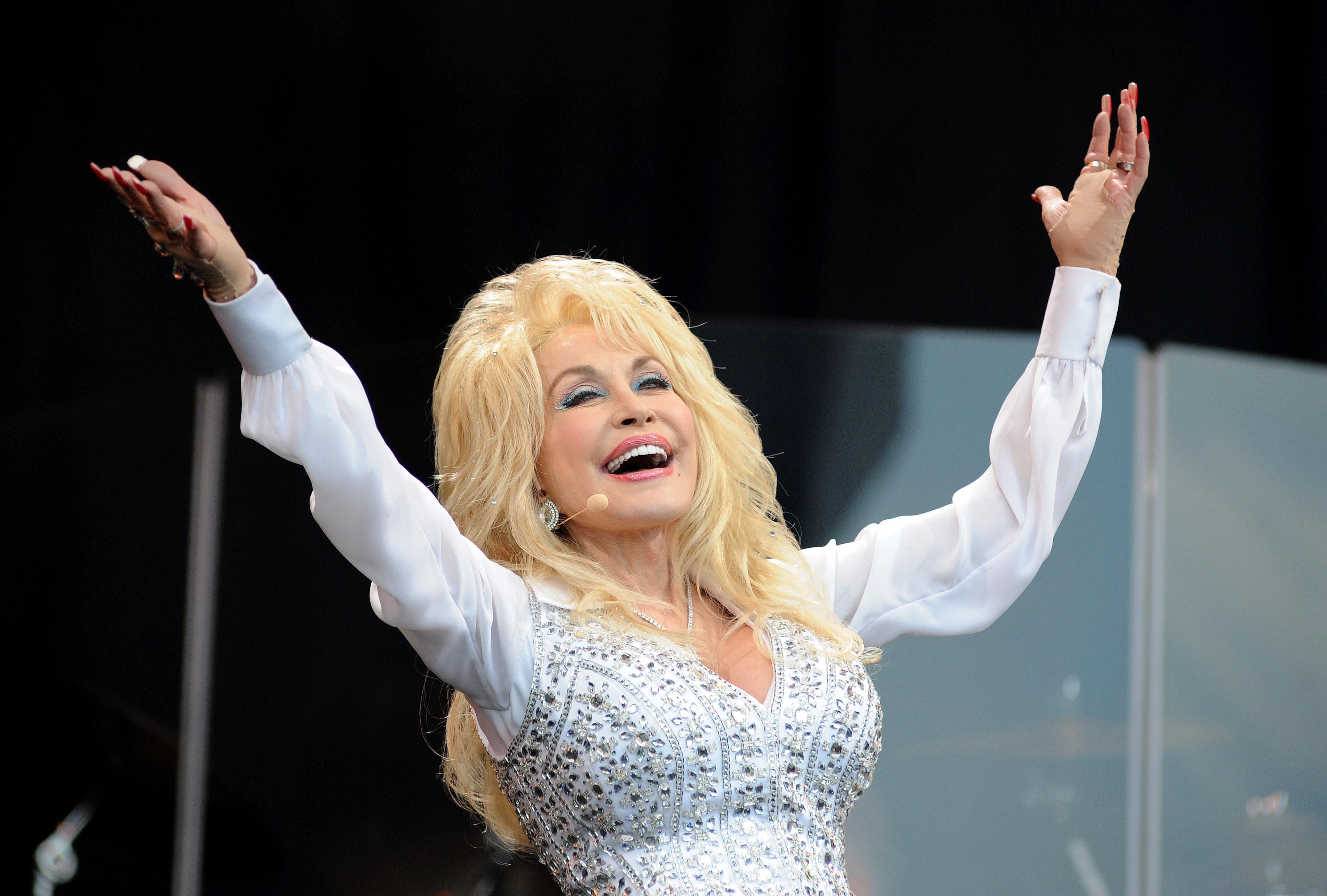 why does dolly parton always wear gloves