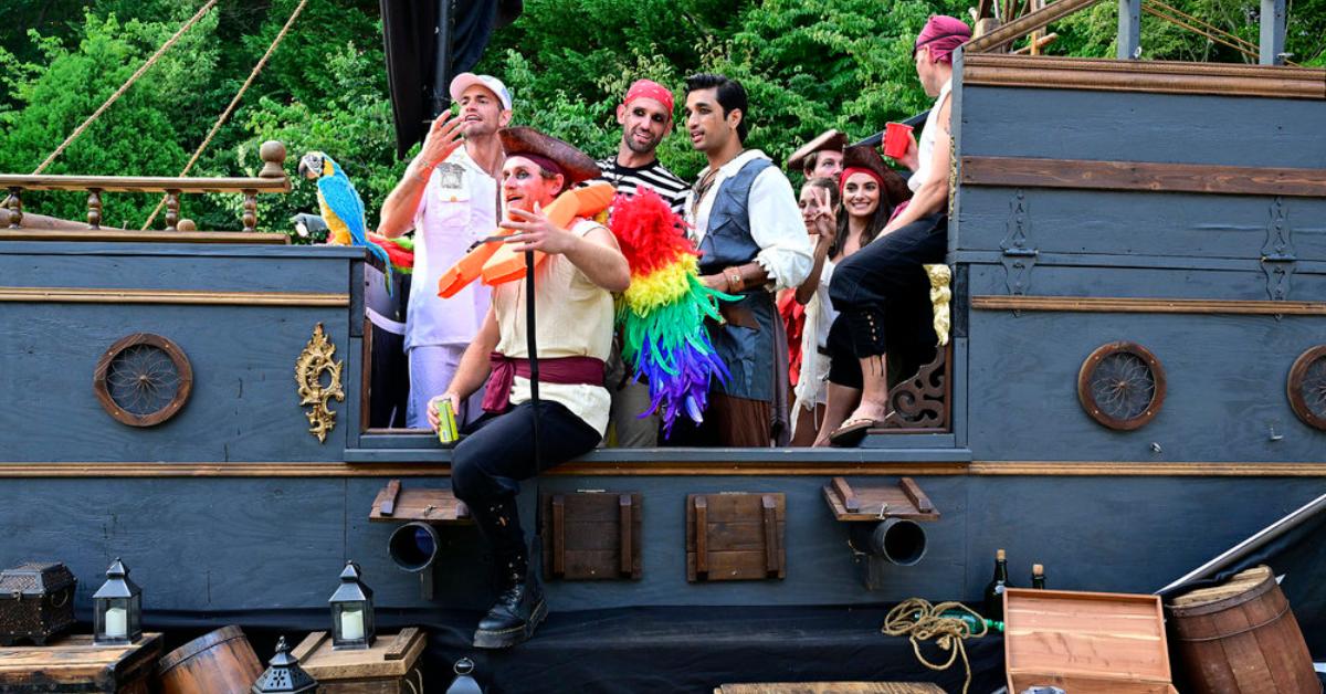 (L-R) Jesse Soloman, West Wilson, Carl Radke, Imrul Hassan, Amanda Batula, Craig Conover, and Paige DeSorbo on 'Summer House.'