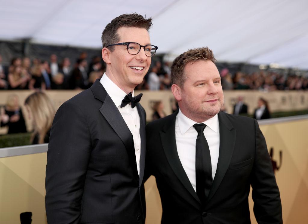 L'acteur Sean Hayes (L) et le producteur de musique Scott Icenogle assistent à la 24e cérémonie annuelle des Screen Actors Guild Awards.