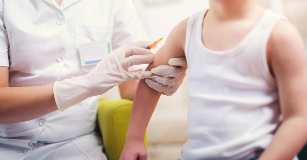 pediatrician-makes-vaccination-to-small-boy-picture-id636346346-1535569788282-1535569790177.jpg