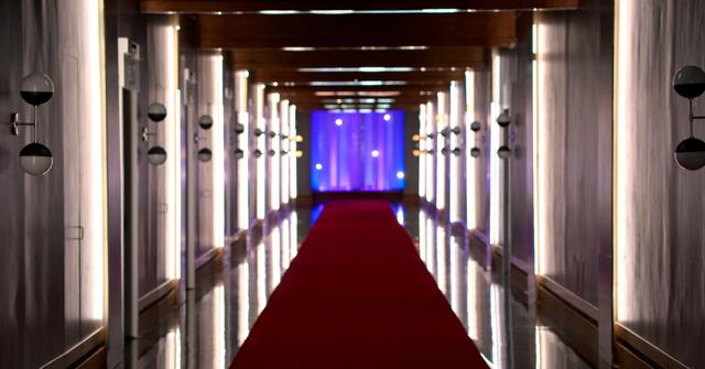 The iconic 'Love Is Blind' pods.