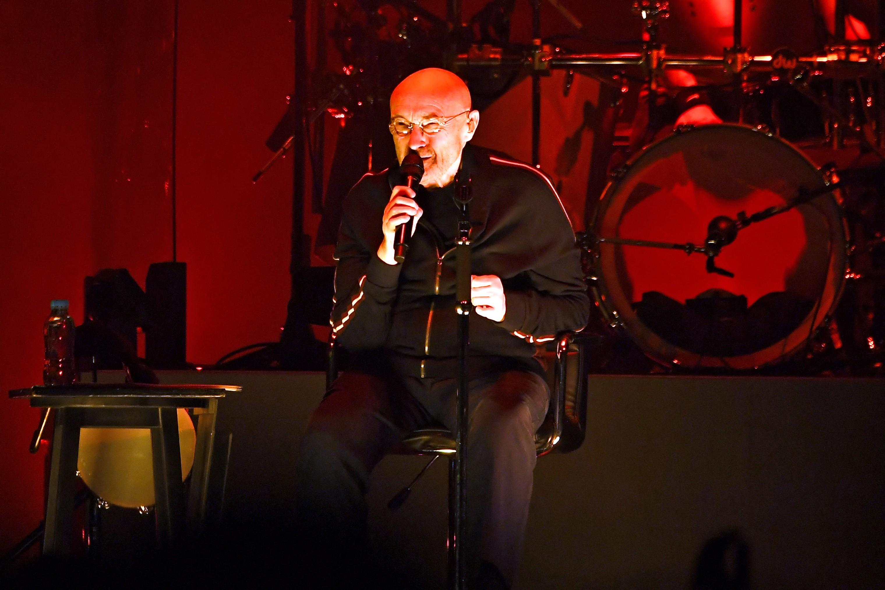 phil-collins-singing