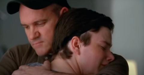 Burt and Kurt embrace on 'Glee' after Kurt comes out