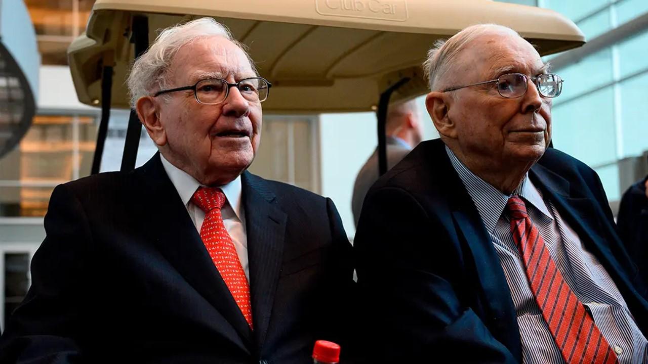 Warren Buffett and Charlie Munger at a Berkshire meeting in 2019. 