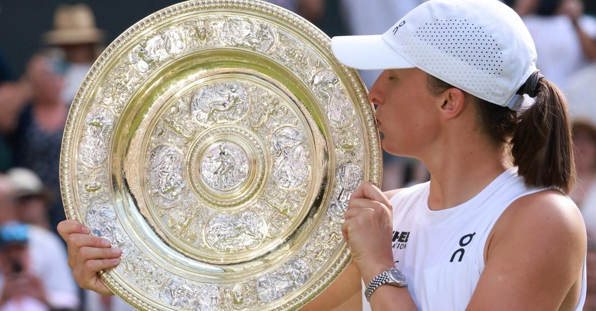 Iga Swiatek kisses the Venus Rosewater Dish
