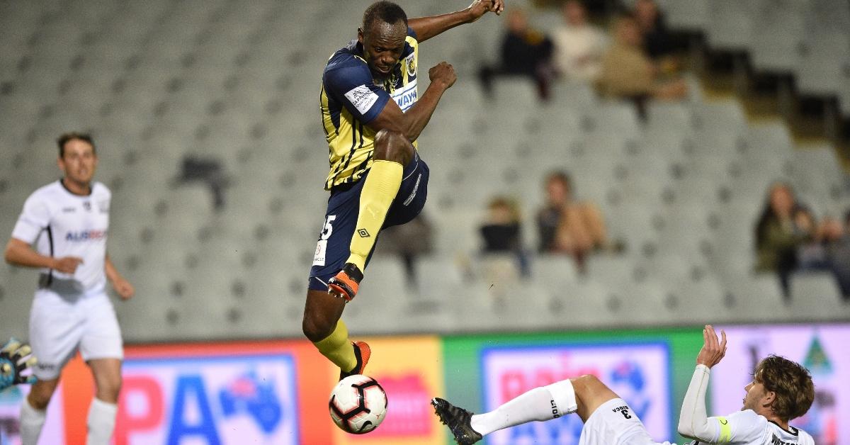 TOPSHOT - Olympic sprinter Usain Bolt, playing for A-League football club Central Coast Mariners, jumps while controlling the ball in his first competitive start for the club against Macarthur South West United in Sydney on October 12, 2018. (Photo by PETER PARKS / AFP) / -- (Photo credit should read PETER PARKS/AFP via Getty Images)