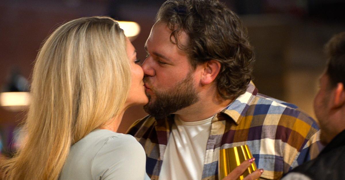 Amber and Jordan sharing a kiss at the pod meet-up