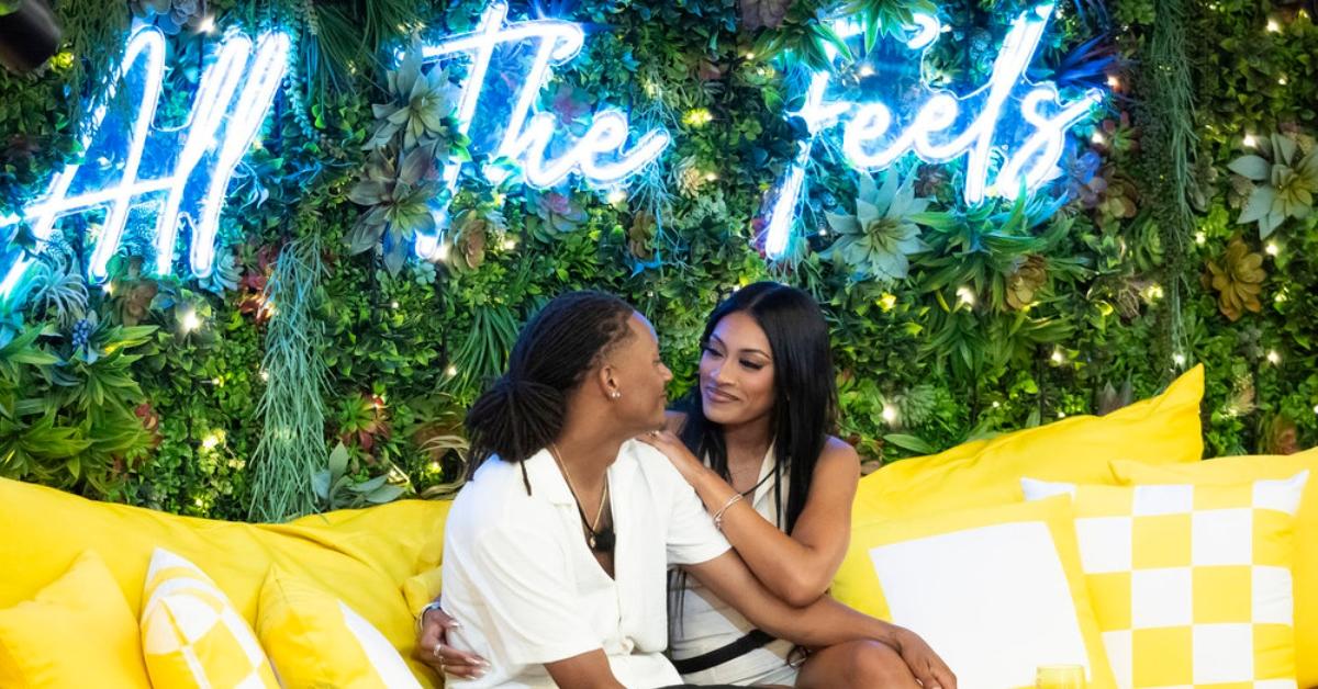 (l-r): Taylor Williams and Clarke Carraway in a 'Love Island USA' scene.