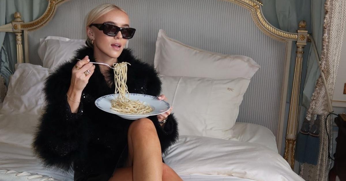 Elys from Too Hot to Handle in bed with a plate of spaghetti 