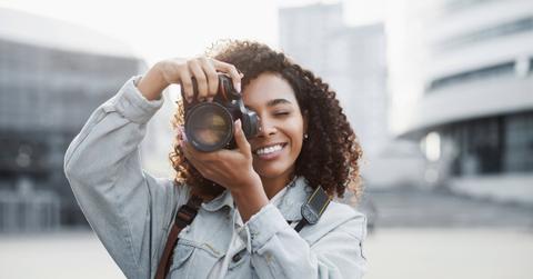 Woman Captures How People React To Her Body In Public And It's Eye Opening