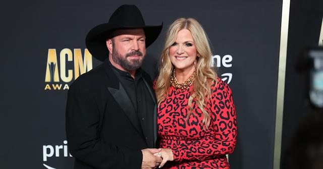 Garth Brooks and Trisha Yearwood at the 58th CMA Awards