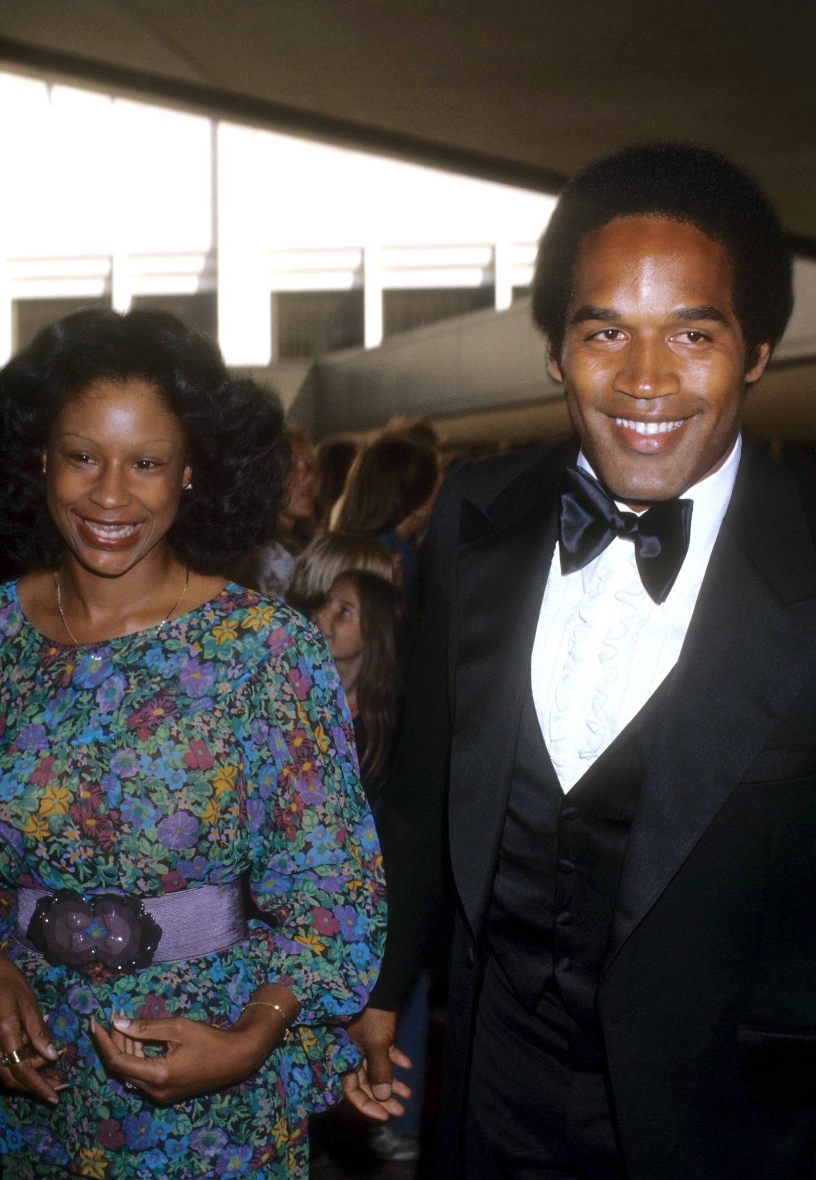 OJ Simpson et sa femme Marguerite (Whitley) Simpson posent pour un portrait lors de la première d'un film en avril 1977 à Los Angeles, en Californie. 