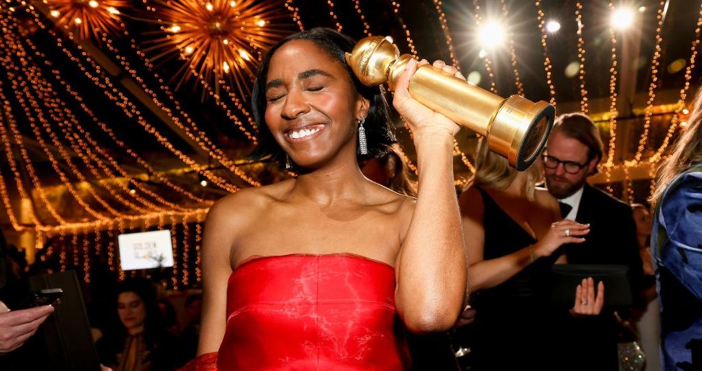 Ayo Edebiri holding up her Golden Globe award