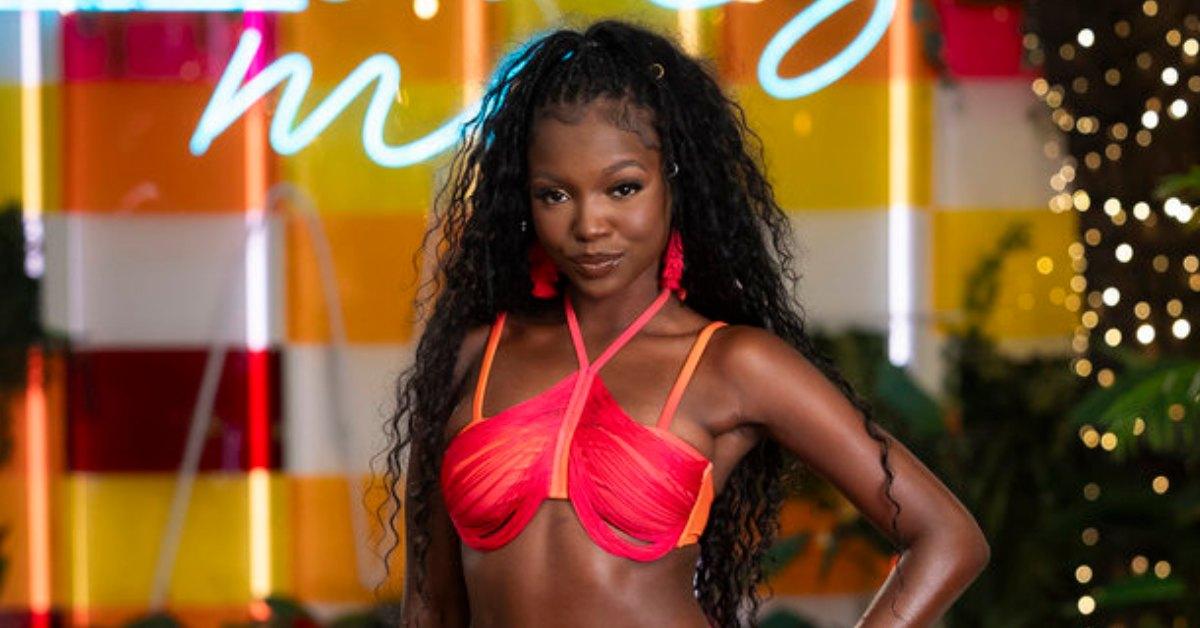 Chelley wearing a pink and orange bathing suit on 'Love Island' Season 7.