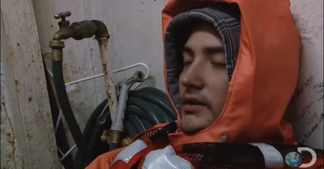 scrambling for scambler _ deadliest catch screenshot