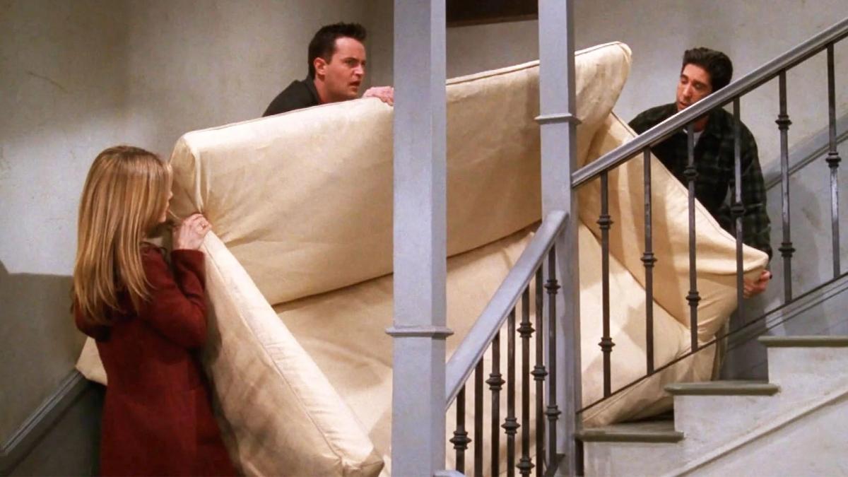 Rachel, Chandler, and Ross in the famous “pivot” scene of Friends