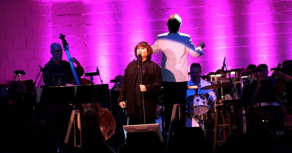 Linda Ronstadt singing