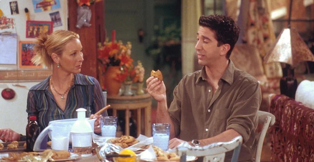 Phoebe and Ross in a 'Friends' Thanksgicing episode