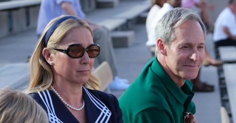 Noel and Christian Holmes, as portrayed in Hulu's 'The Dropout'