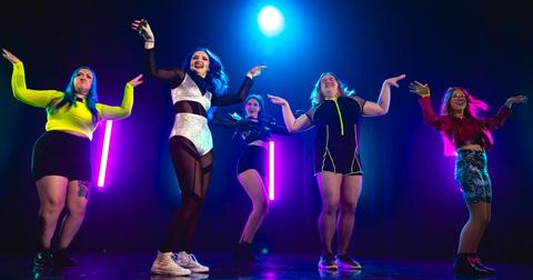 Little Siha dancing with people with Switch controllers in her hands