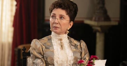 The esteemed Caroline 'Lina' Astor (Donna Murphy)